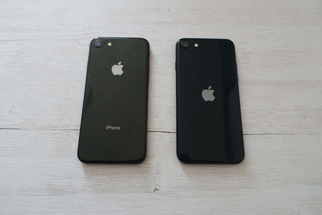 iPhone8とiPhone SE 3の外観（裏）